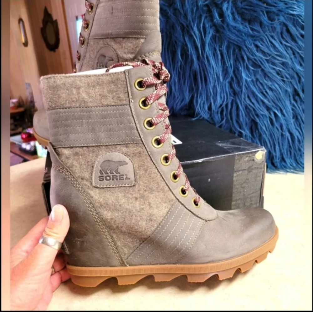 Sorel Lexie Wedge womens size  9.5 booties-khaki